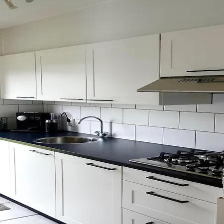 Дом отдыха Comfortable In Near The Sea Нордвейкерхаут